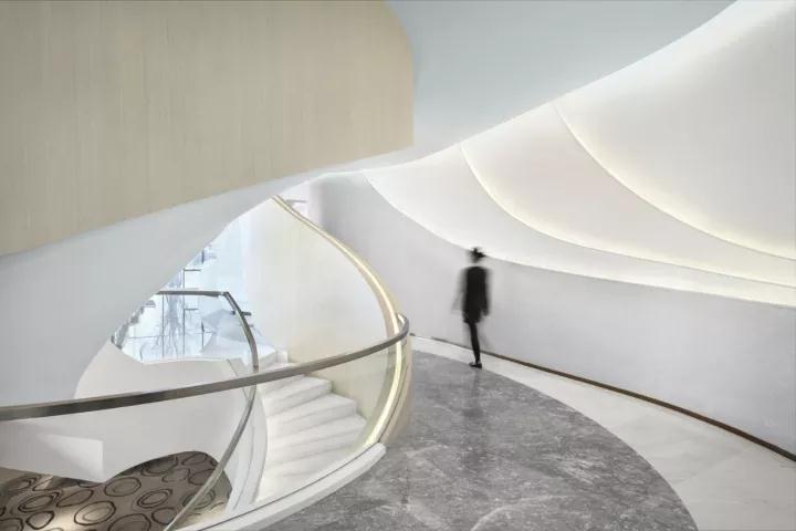 一個讓你仿若穿越時空的科技展廳，展示未來生活形態插圖(1)