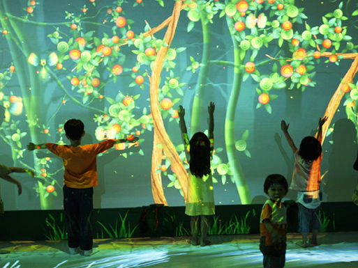 墻面互動投影:展廳內光影動態交錯。插圖(1)